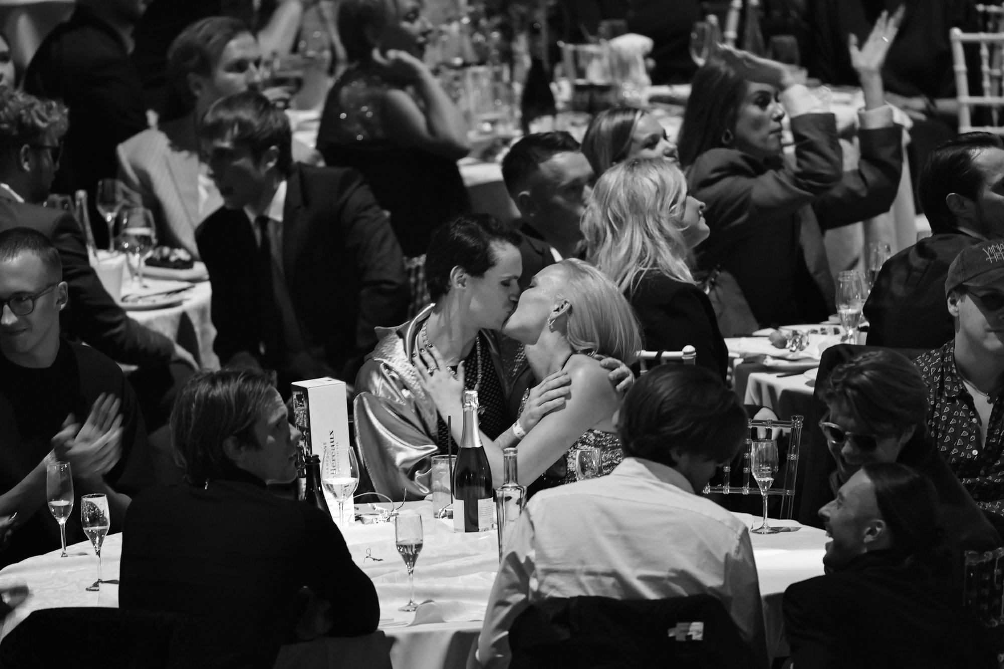 FOTOD | Kuumad suudlused ja puudutused. Florian Wahl ei suutnud käsi oma kaaslasest eemal hoida