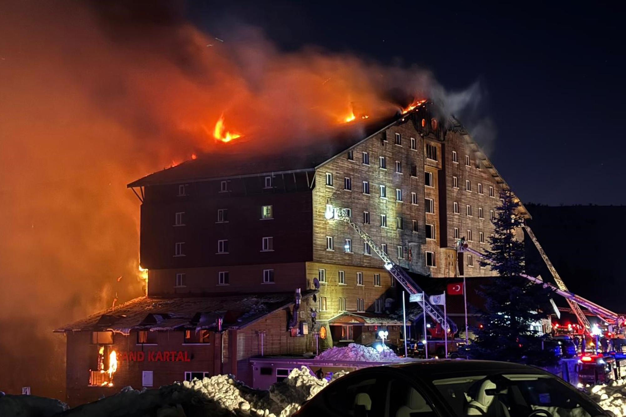VIDEO | Türgi suusakuurordis hukkus hotellitulekahjus vähemalt 10 inimest