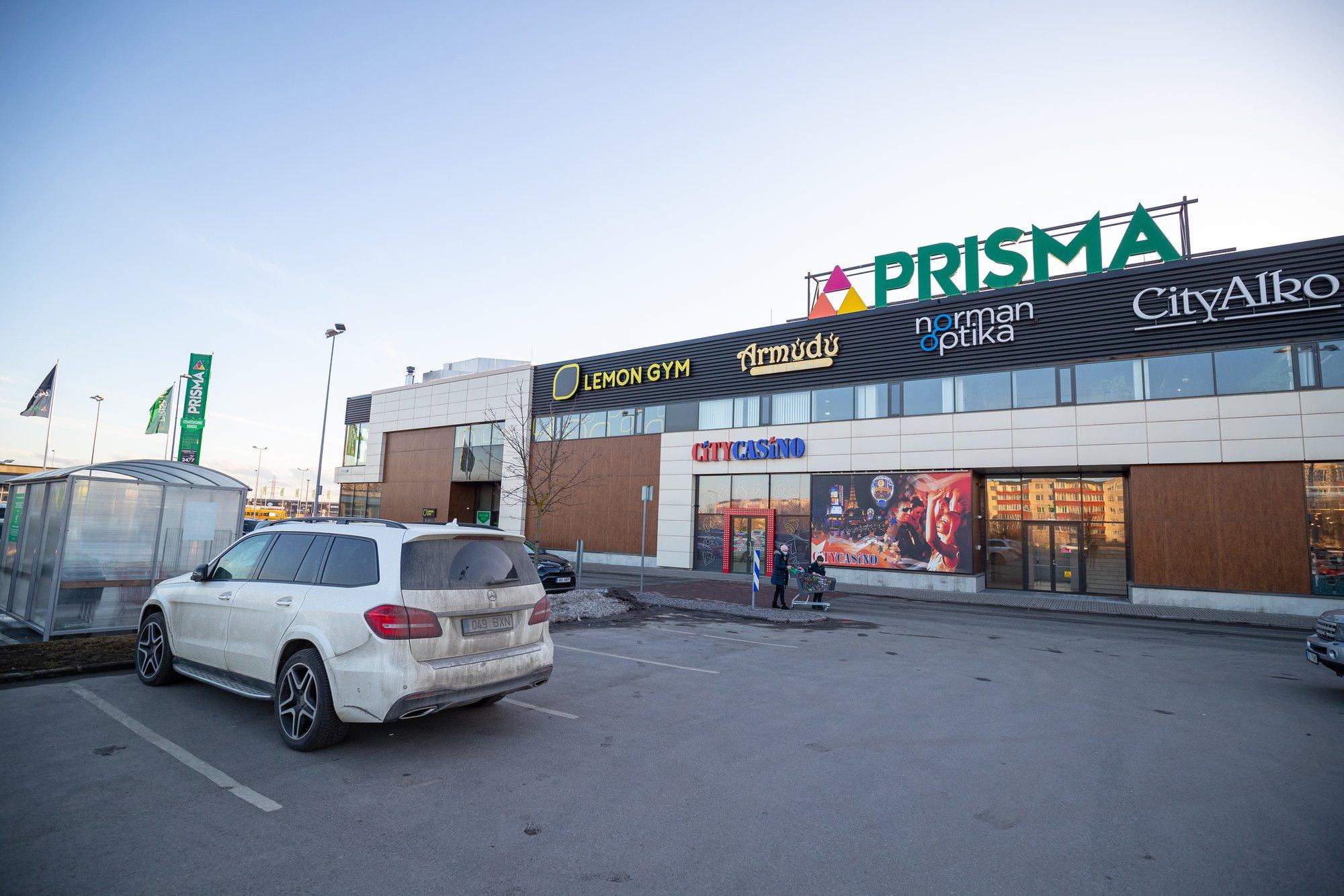 „Parkimiskontrolör teeb esimesel võimalusel trahvi.“ Lasnamäe kaubanduskeskuse parkimiskorraldus on kliendid marru ajanud