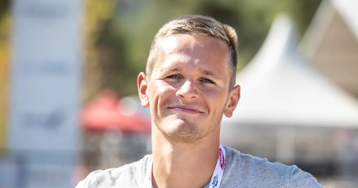 KLÕPSUD ⟩ «Patareisid laadimas!» Ujuja Kregor Zirk lendas kallima ja pisipojaga päikese alla