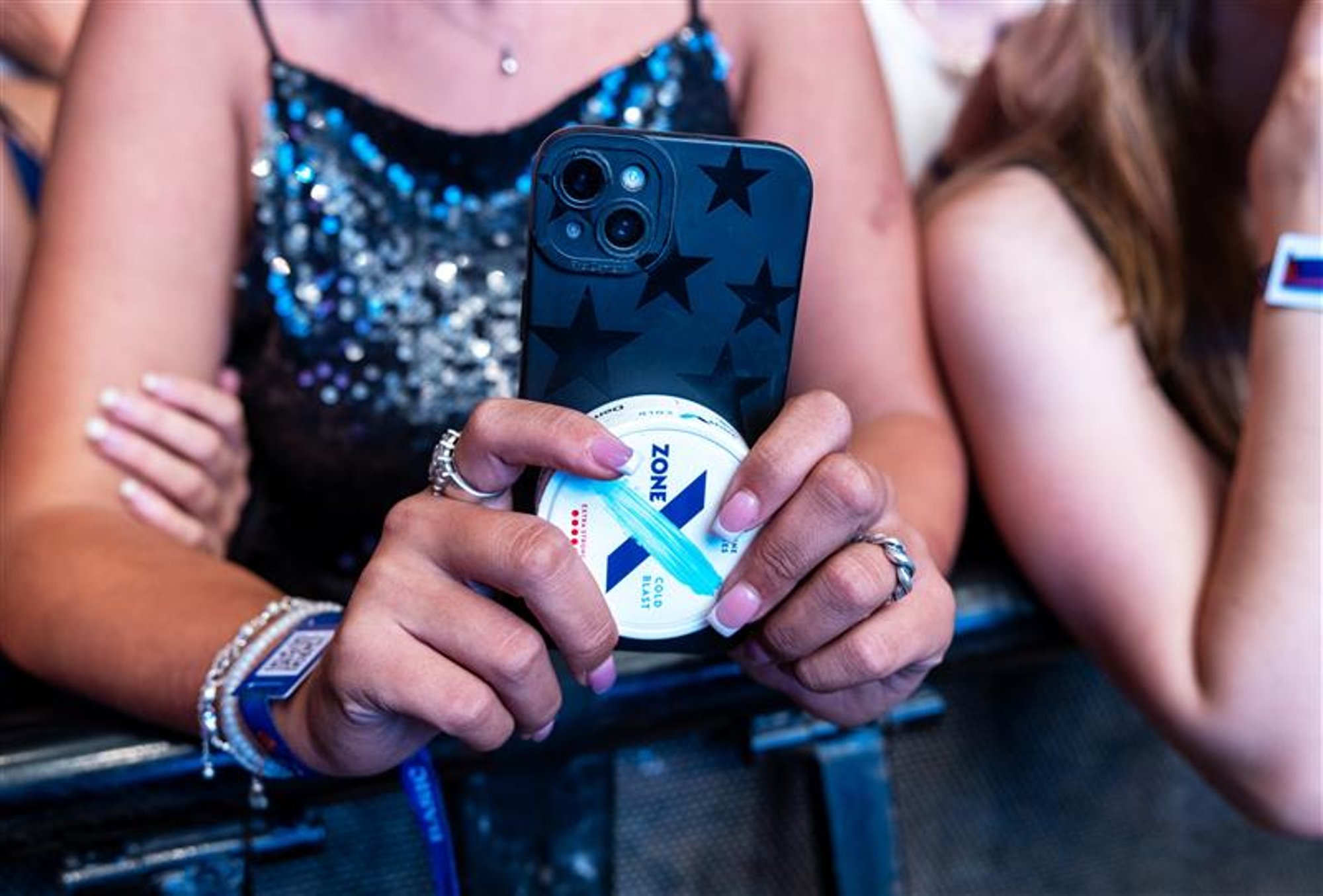 „Kui oli vaja rohkem õppida või muutusin ärevaks, panin automaatselt tupsu alla.“ Nikotiinipatjadest saab kiirelt noorte elu kontrolliv sõltuvus