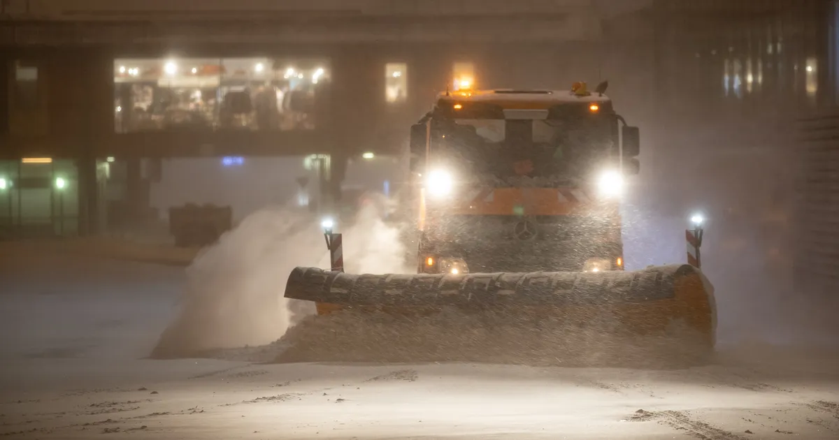 ETTEVAATUST LIIKLUSES! ⟩ Öösel sajab paiguti üle 20 cm lund ja nähtavus on halb