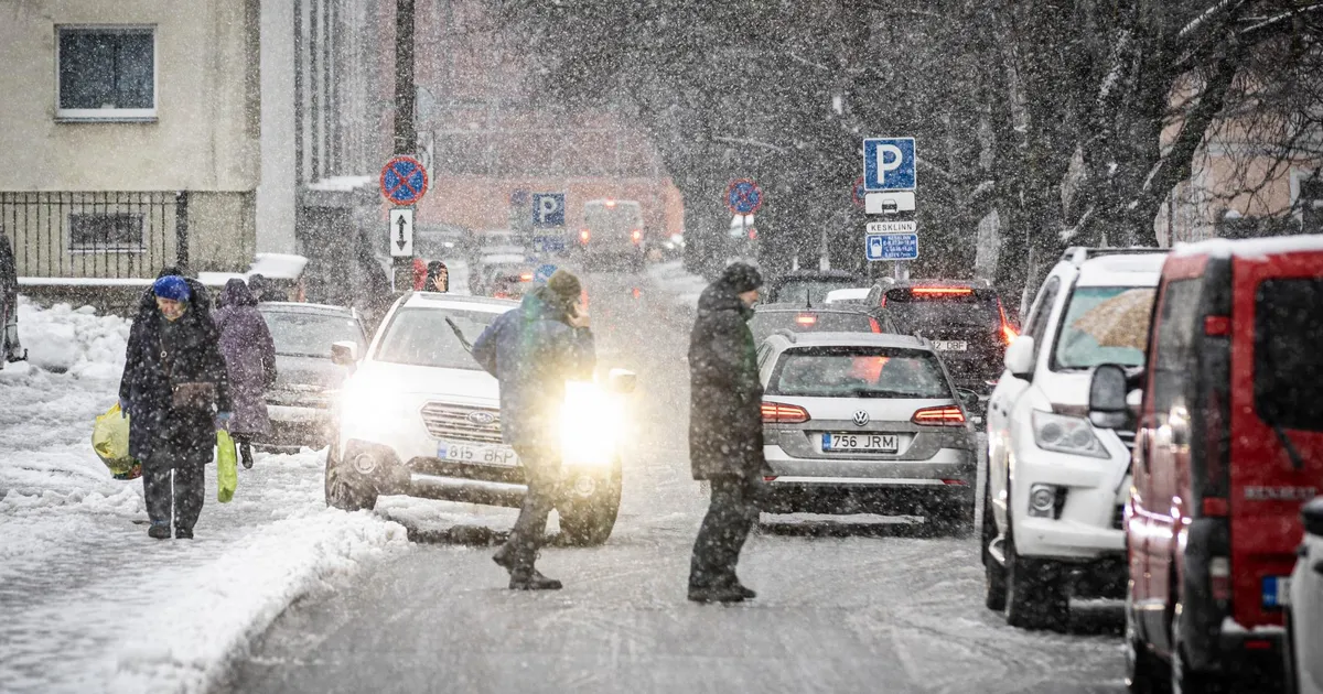 Ettevaatust: lume- ja lörtsisadu teevad teed libedaks