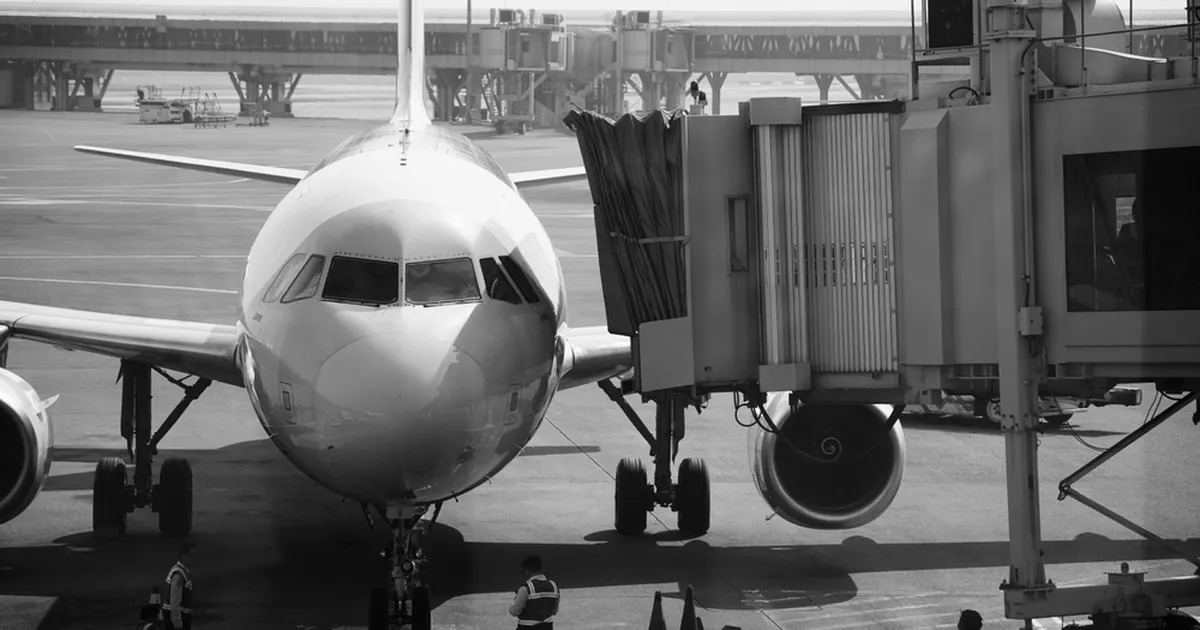 VIDEO ⟩ Närviline reisija ronis Alaska Airlinesi lennuki tiivale pärast hädaväljapääsu avamist