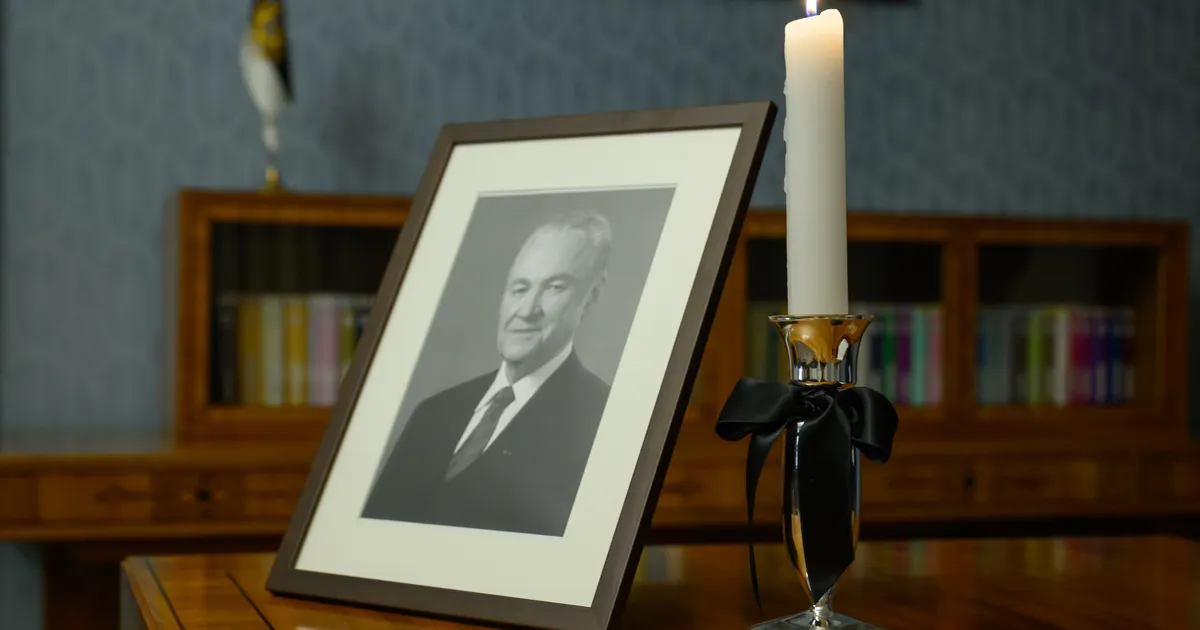 FOTOD ⟩ Presidendi kantseleis avatakse kaastunderaamat president Rüütli mälestuseks