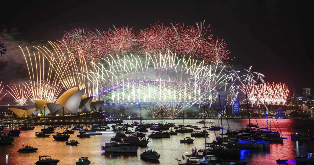MAAILMA SUURIM TULEVÄRK ⟩ Sydneys lasti uue aasta puhul õhku üheksa tonni ilutulestikurakette