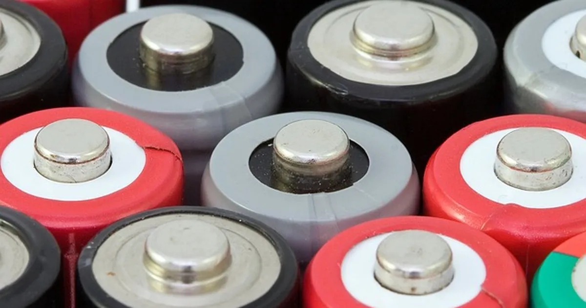 VEEL ÜKS REVOLUTSIOON ⟩ Rootsis loodi «massivaba» aku – selles liiguvadki vaid elektronid