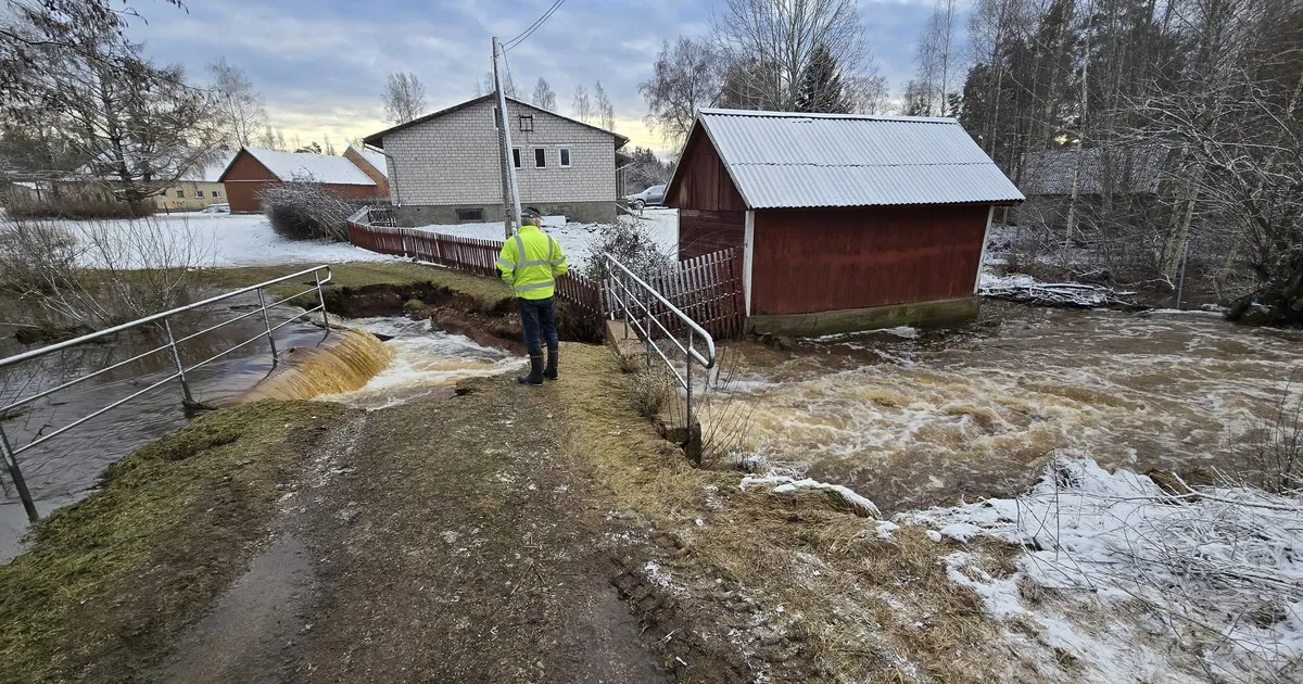 ÜLEUJUTUSED EESTIS ⟩ «Vesi on pool teed minema uhanud» Pärnu- ja Viljandimaa elanikud võitlevad tugevate vihmahoogudega