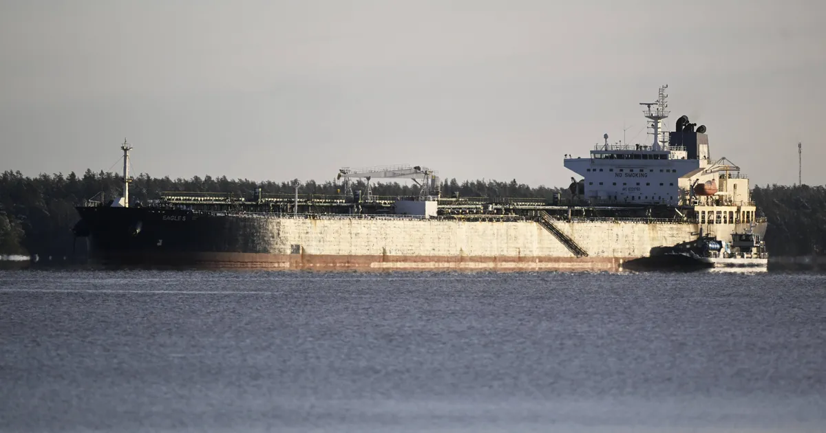 SOOMLASTE ABIKÄSI ⟩ Estlink2 lõhkumises kahtlustatava laeva meeskond saab teha suu magusaks