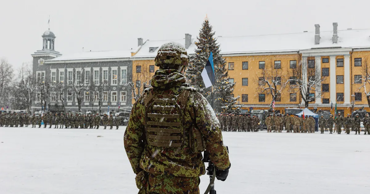 FOTOD ⟩ Narvas mälestati rivistusega Vabadussõjas langenuid
