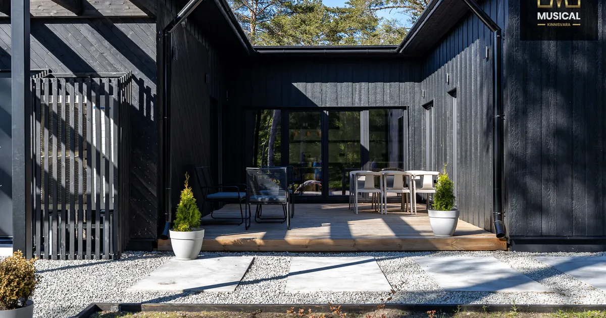 PILDID ⟩ Moodne kodu Tallinna külje all: läbivalt stiilne elamine ootab pererahvast