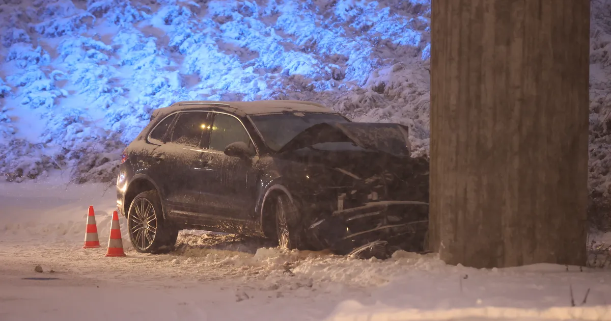 FOTOD ⟩ Tallinnas sõitis juht autoga teepiirdesse