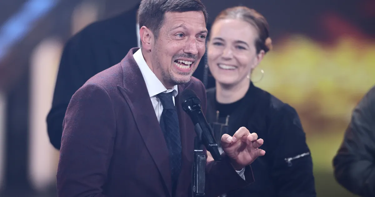 SKANDAAL SAKSAMAAL ⟩ Kultuurisaate uus saatejuht süüdistuste all: seksismi ja rassismi varjud