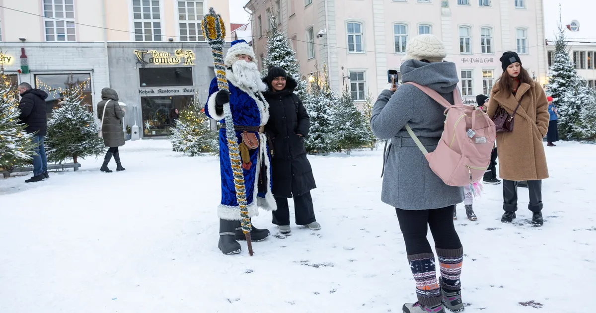 FOTOD ⟩ Kesklinna vanem: näärivana pole Raekoja platsi võlumetsa osa