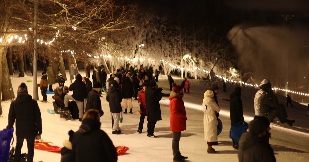 LUMINE GALERII ⟩ Mõnus talveilm tõi Tallinna lauluväljakule lustima nii suured kui väikesed
