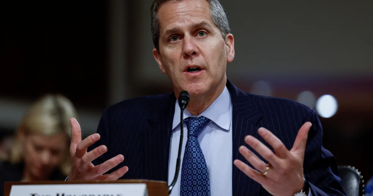 USA Föderaalreservi järelevalve juht astub tagasi, et vältida konflikti Trumpiga