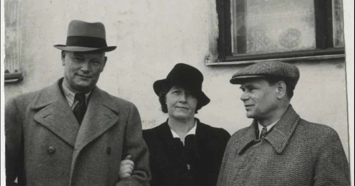 «Vaatab oma poja pildikesi, mida ta on välja lõiganud ajalehist ja kleepinud nii hoolikalt seinale – selline närakas ja uhke eit!»