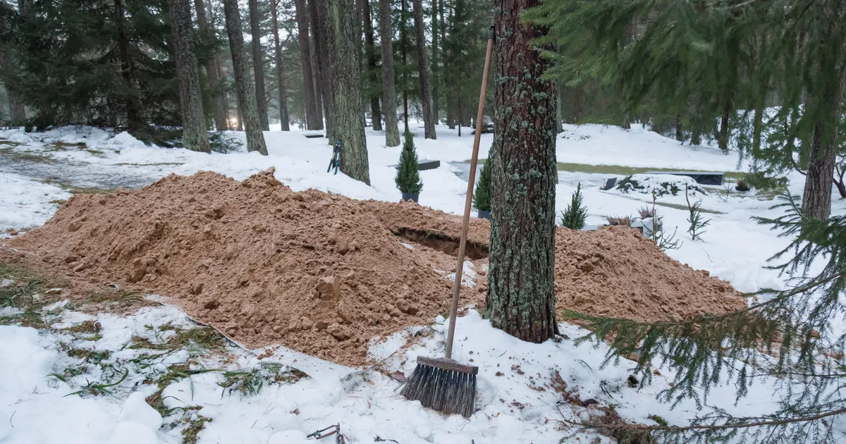FOTOD ⟩ President Arnold Rüütli matuseplats Metsakalmistul on ette valmistatud