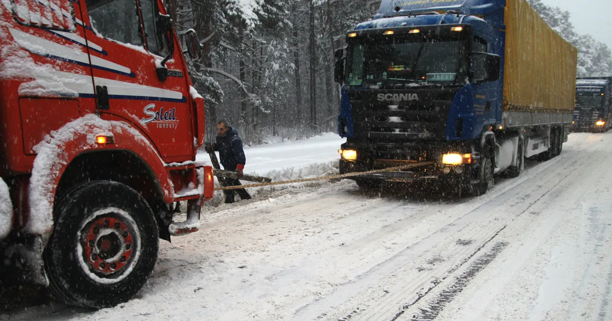 Saare- ja Pärnumaal on lumetormi tõttu liiklus häiritud, kõrvalteed võivad olla läbimatud