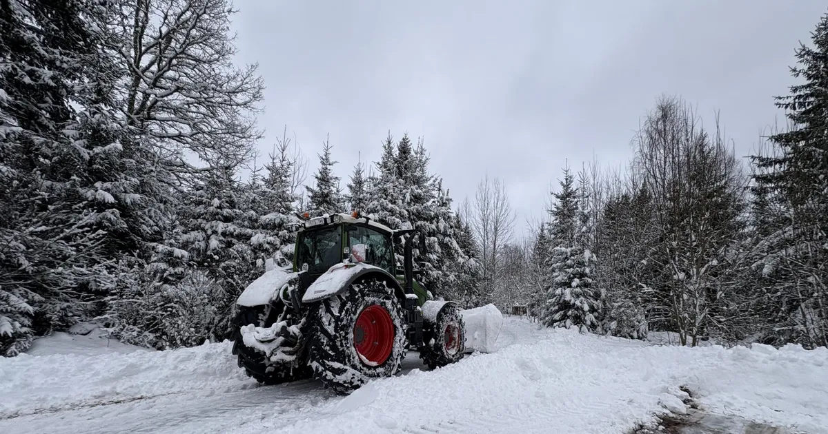 Öösel maha sadanud lumevaip tõi sahamehed varavalges külateedele