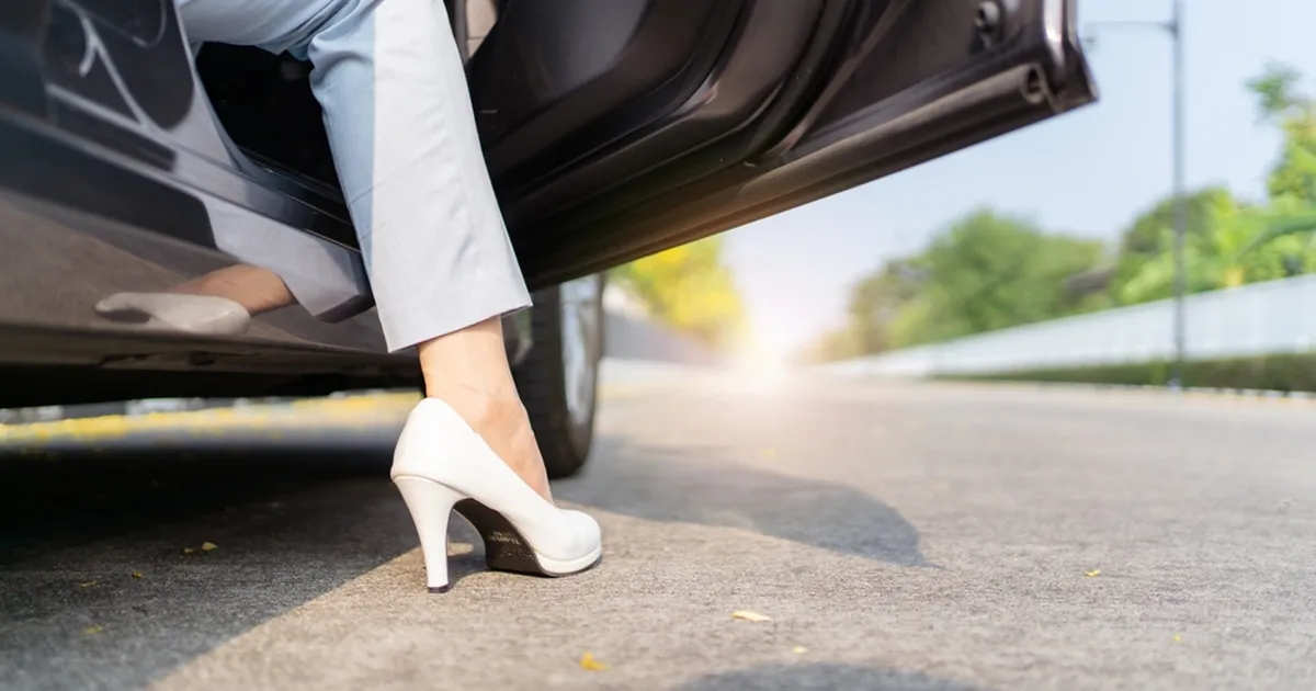 VIDEO ⟩ Uksekaamerast nähti surnuna leitud noort naist viimati võõrasse autosse sisenemas