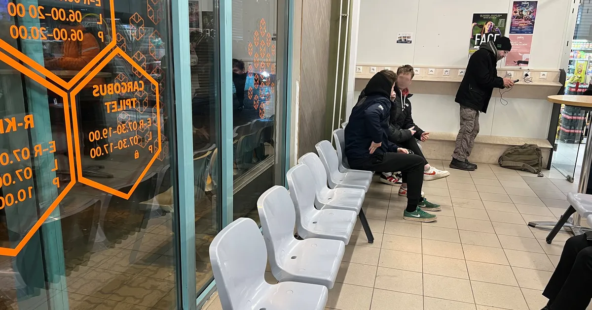 «Seal on bardakk ühesõnaga!» Kodanik kurdab, et Viljandi bussijaama pingid teevad tagumiku kangeks