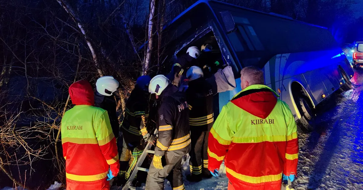 Saaremaal sõitis kraavi õpilasi vedanud koolibuss
