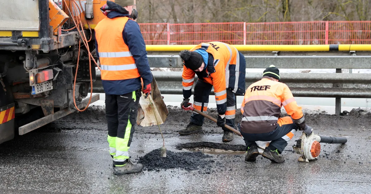Kuumaastikuks muutunud Sõpruse sillal käib pidev aukude lappimine