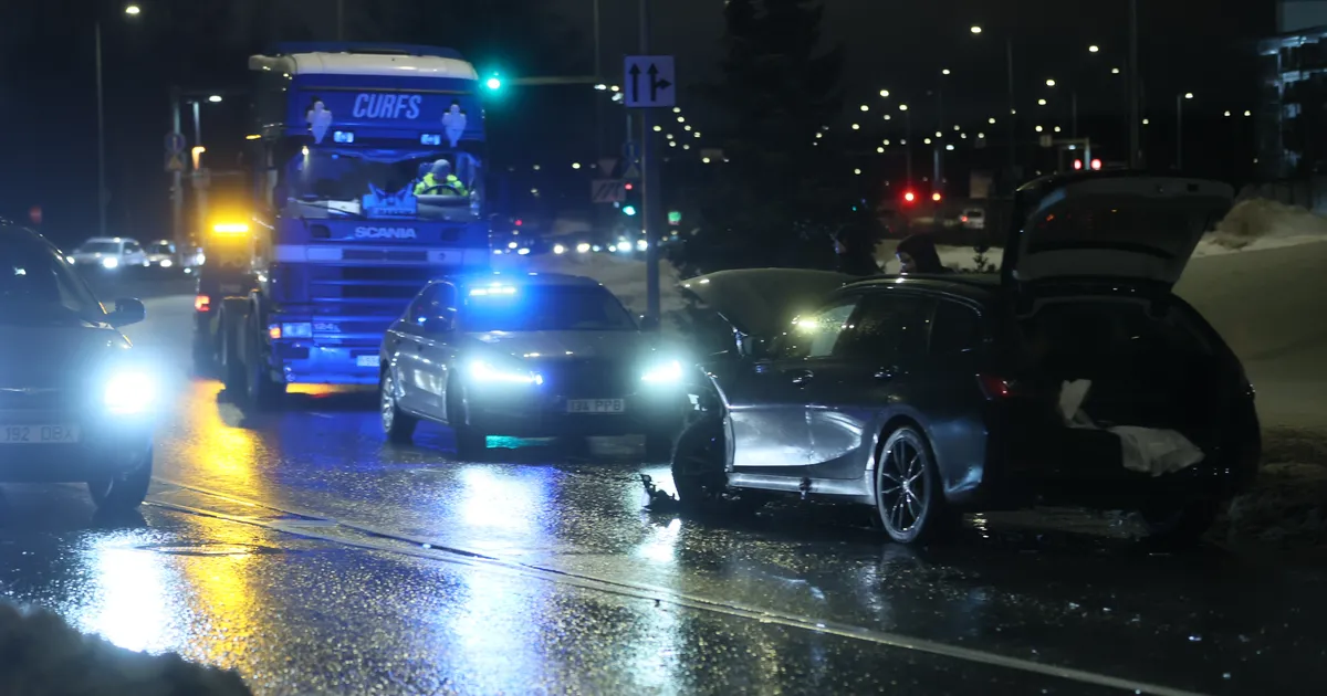 FOTOD ⟩ Kolmikavarii häiris Tehnika tänaval liiklust