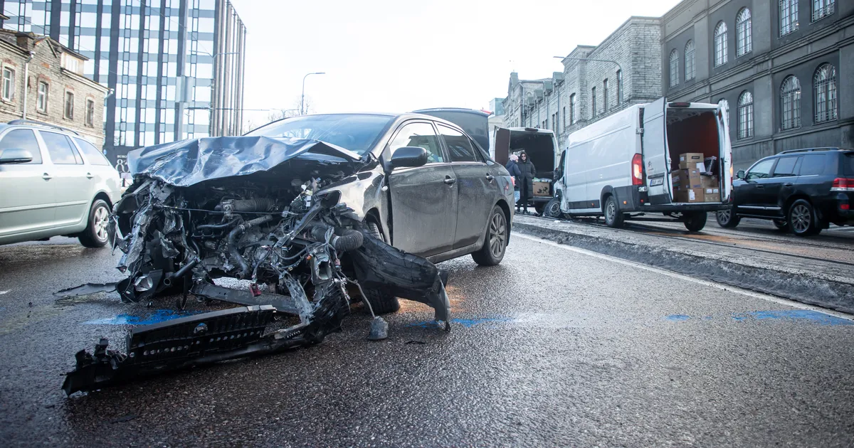 FOTOD ⟩ Tallinna kesklinnas kaubikuga kokku põrganud auto paiskus vastassuunavööndisse