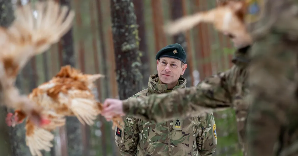 Edinburghi hertsog prints Edward käis kaitseväe harjutusväljakul