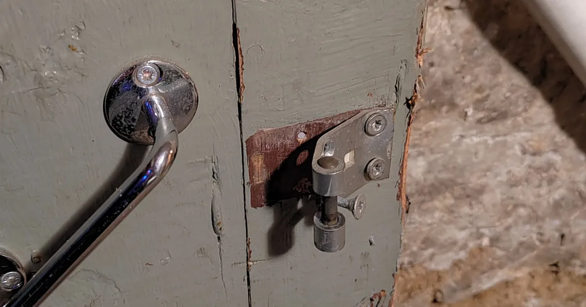 Kalamajas murdsid kortermaja keldrisse sisse vargad, pätsatud asjade valik oli üllatav