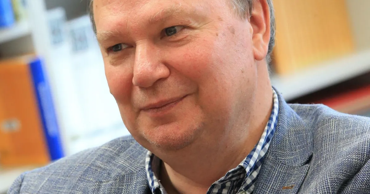 KARL PAJUSALU ⟩ Eesti raamatu ja kirjakeele juured