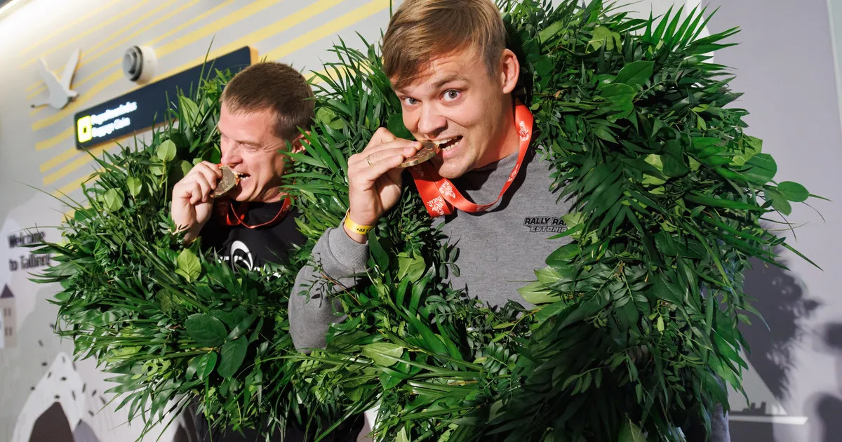 GALERII ⟩ Dakari kõrbesangareid tervitas kodumaal Räpina Jack lauluga «Suured munad»