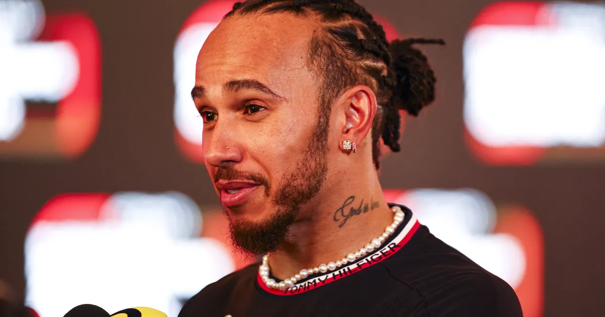 VIDEO ⟩ Mitte ainult vormeliroolis! Lumelaual trikitanud Lewis Hamilton hiilgas saltoga