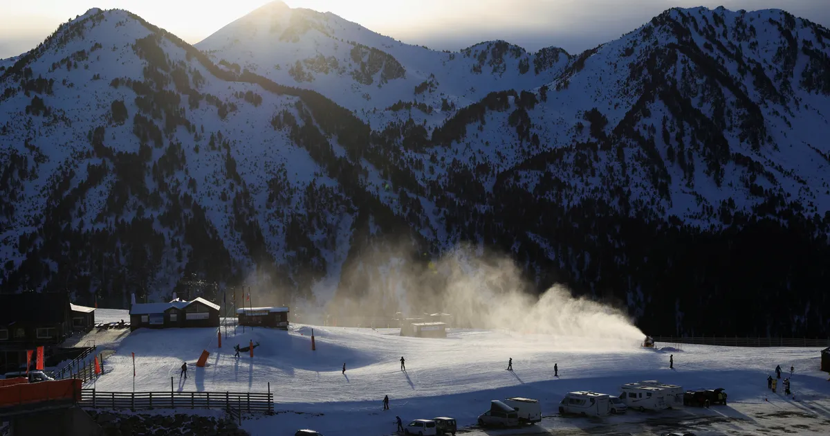 FOTOD ⟩ Hispaanias kukkus alla suusatõstuk: kümme inimest sai viga ja 80 suusatajat on tõstukis lõksus