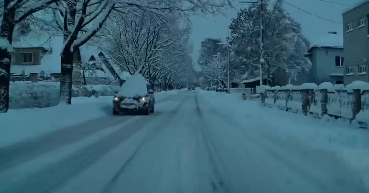 VIDEO ⟩ «Selgitused olid kõike muud kui mõistlikud.» Juht sõitis linnatänaval lumememm-autoga ehk pimesi