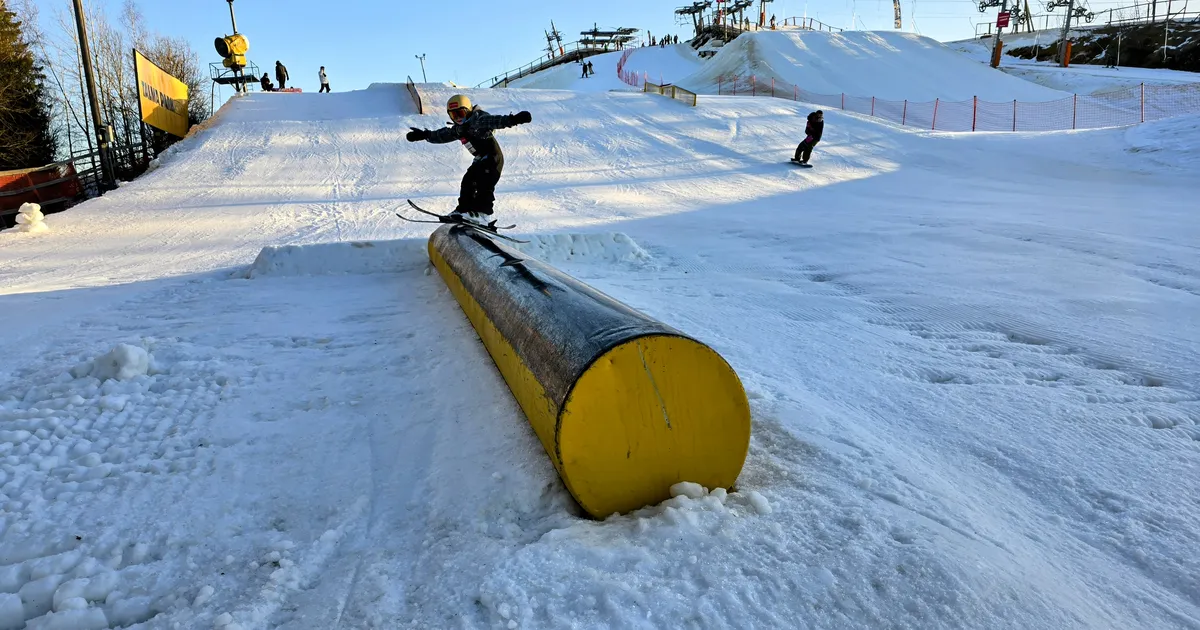 VIDEO ⟩ Kõigest seitsmeaastane poiss teeb silmad ette endast vanematele mäesuusatajatele
