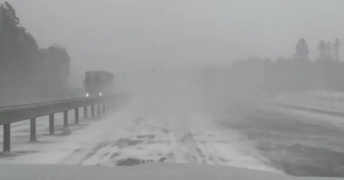 ÕÕVASTAVAD VIDEOD ⟩ «Nähtavus on nii kehv ja see läheb järjest halvemaks!» Teeolud on tuisu tõttu kohati keerulised