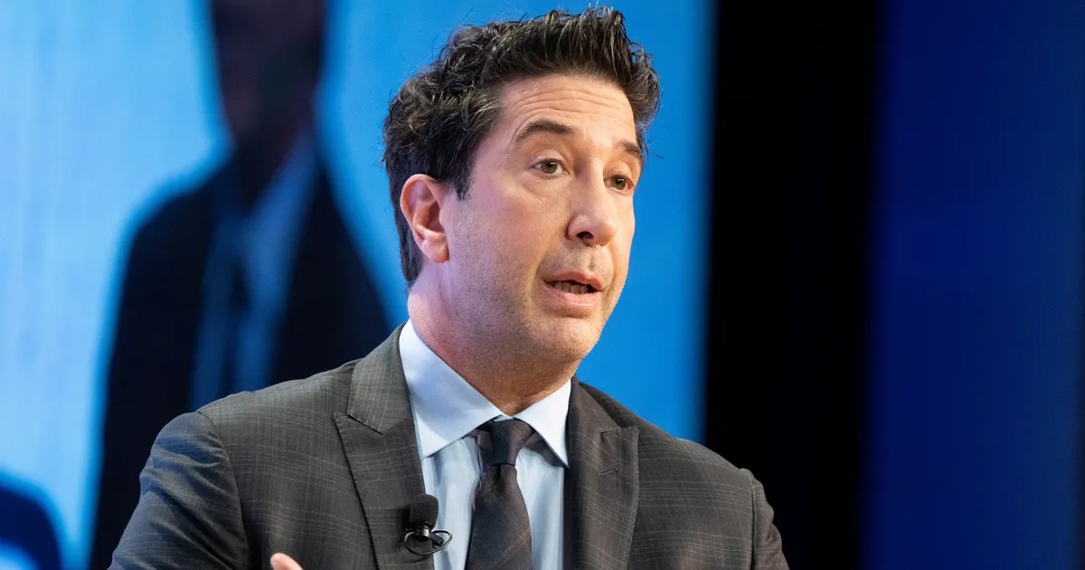 PAPARATSO FOTOD ⟩ «Sõprade» staar käis kohtingul endast poole noorema kaunitariga