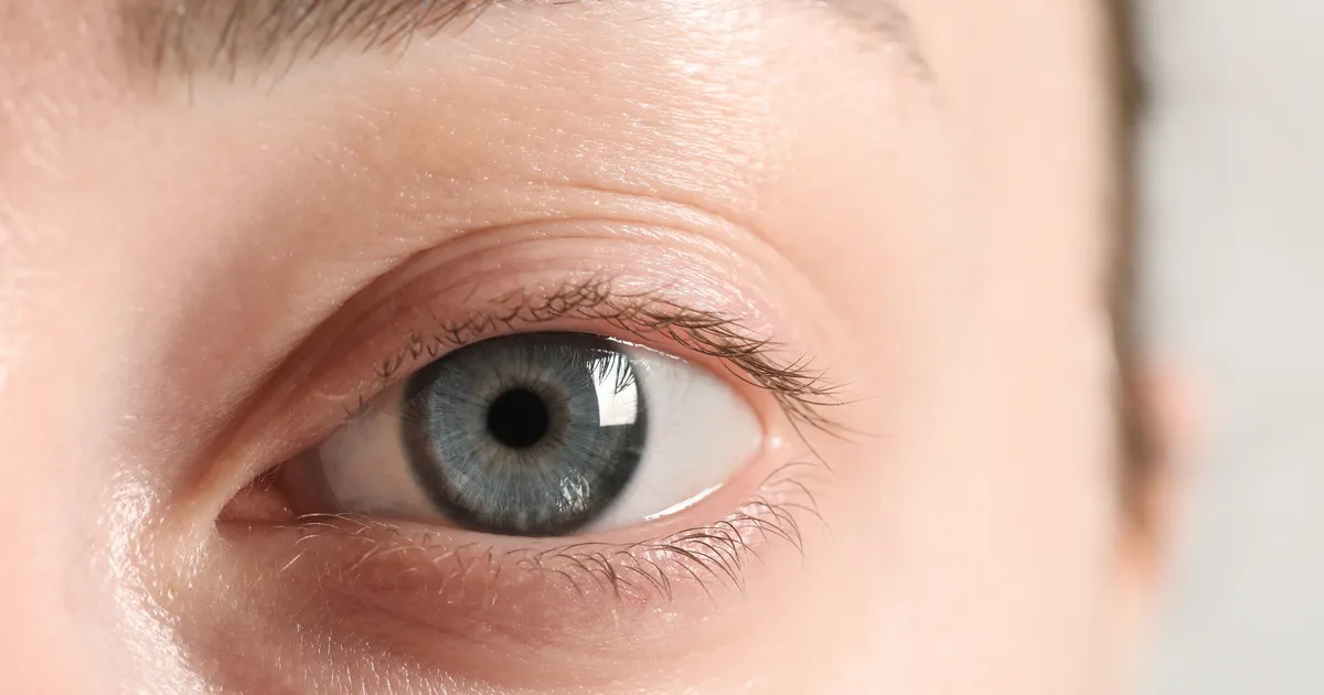 ESMAKORDNE ⟩ Briti arstid eemaldasid naise ajukasvaja silma kaudu