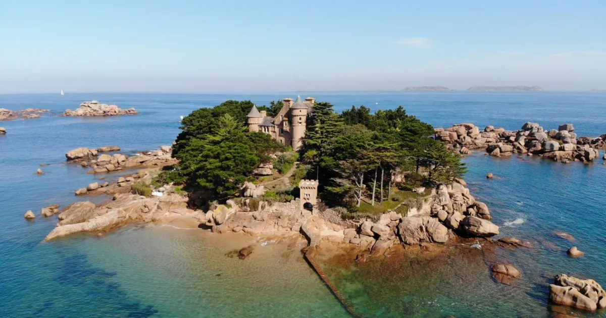 HARULDANE PAKKUMINE ⟩ Prantsusmaa erasaarel müüakse leedu leiutaja ehitatud lossi