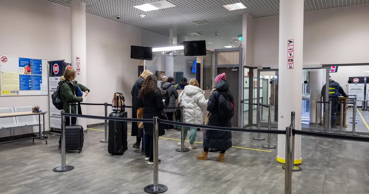 TASKUD TÜHJAKS, PÜKSID ALLA ⟩ Noort naist tabasid Narva piiripunktis tõelised ebameeldivused