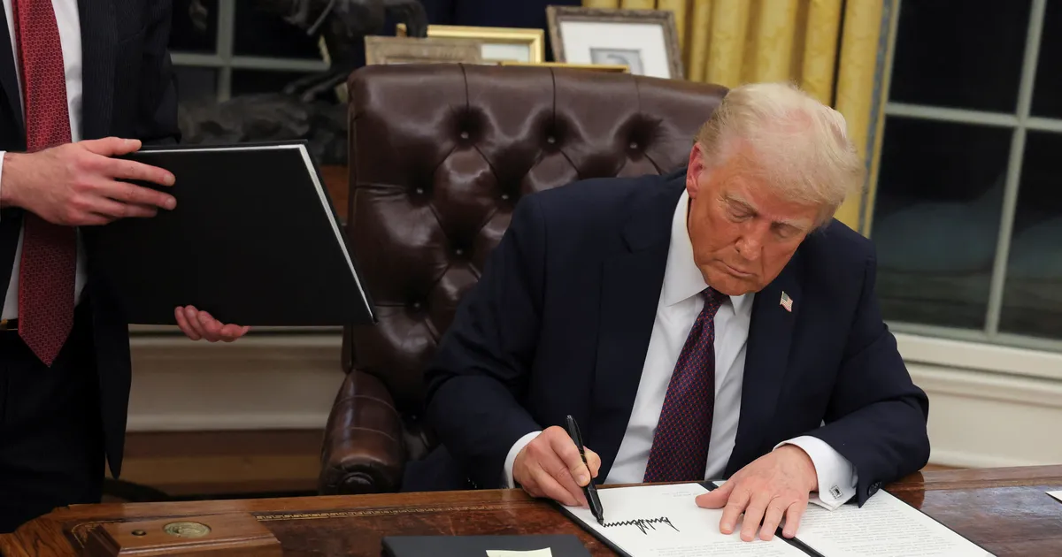 VIDEO ⟩ Trump ja tema legendaarne punane salanupp vallutasid taas Valge Maja