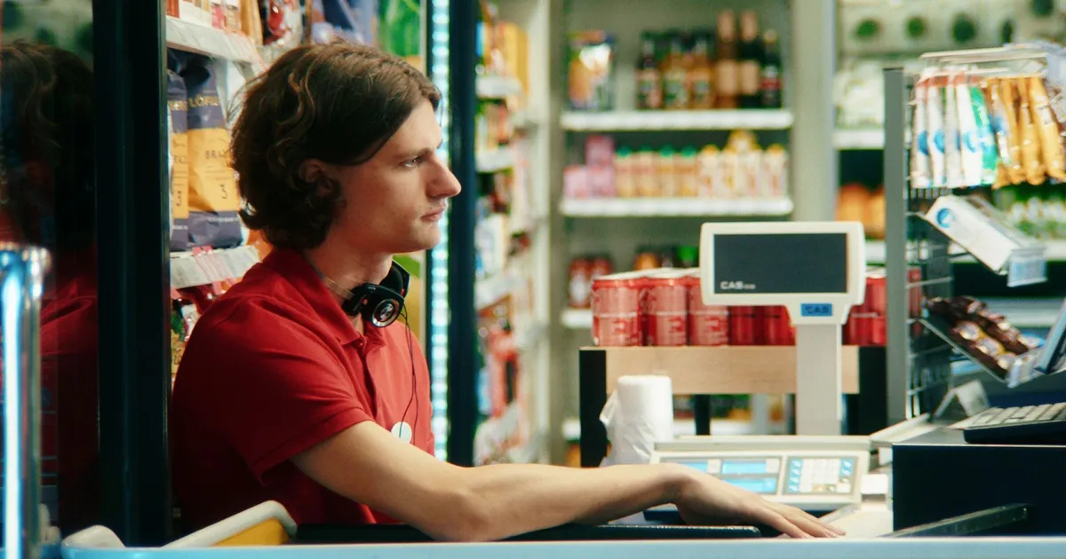 ARVUSTUS ⟩ Meeleolukas algus filmiaastale: «Pikad paberid» tõmbab käima lebofilosoofilise peo