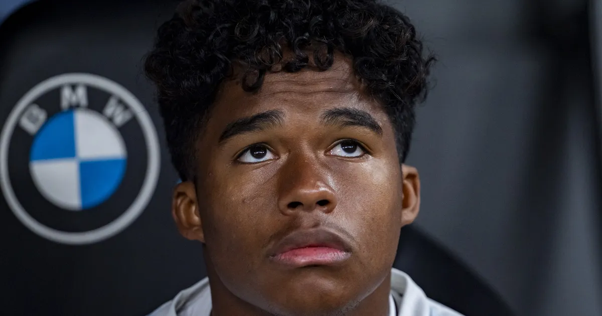 SÕGEDAD NÕUDMISED ⟩ 18-aastase Brasiilia jalgpalluri abieluleping paneb kukalt kratsima