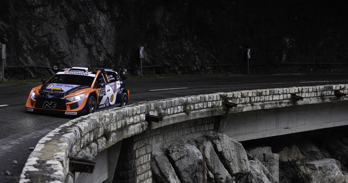 VIDEO JA FOTO ⟩ Üle noatera pääsenud Tänak kaotas pool autost, Ogier eksis samuti