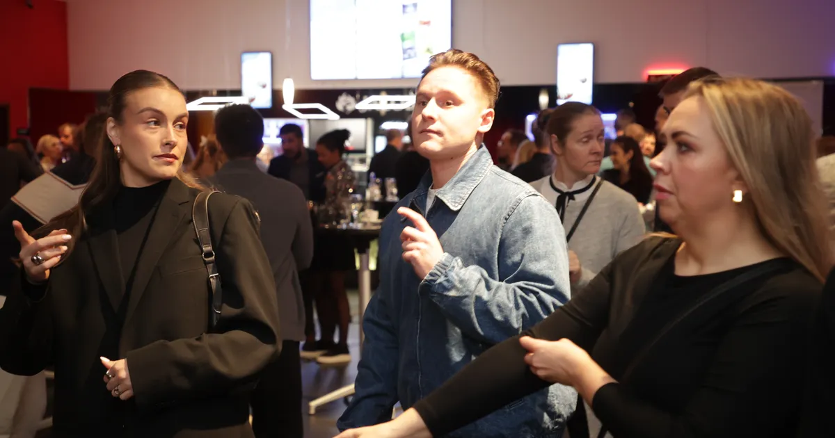 OTSEFOTOD ⟩ Vaata, kes saabuvad Mart Võrklaeva röstimisele Alexela kontserdimajas