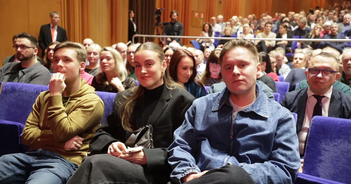 FOTOD ⟩ Kas kohtingul? Robin Valting nautis lauljatar Eleryn Tiiduga Mart Võrklaeva röstimist