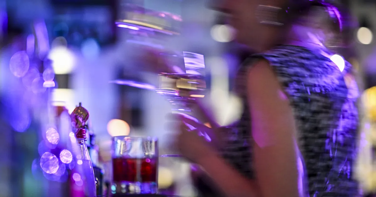 VIDEO ⟩ Suusatajate pöörane pidu: MK-etapil voolas alkoholi ojadena ja särgid lendasid seljast